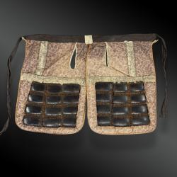 TABLIER D'ARMURE de SAMOURA&Iuml; &laquo; HAIDATE KAWARA &raquo; OU &laquo; HAIDATE &raquo; Japon, P&eacute;riode fin Edo