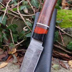 Puukko Couteau Damas Lame 256 Couches Lame Drop Point Manche Bois Rose Fabric Artisan Etui Cuir