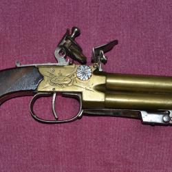 Pistolet &agrave; silex double de marine en bronze &agrave; baionnette lan&ccedil;ante