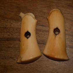 Paire de plaquettes de revolver en 7mm ou petit 9mm en ivoire