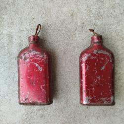 Lot de deux poires &agrave; poudre en m&eacute;tal - vide