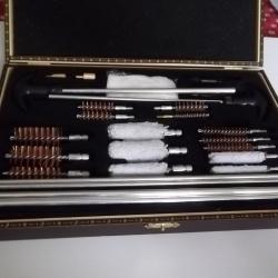 Tr&egrave;s belle boite en bois avec accessoires de nettoyage