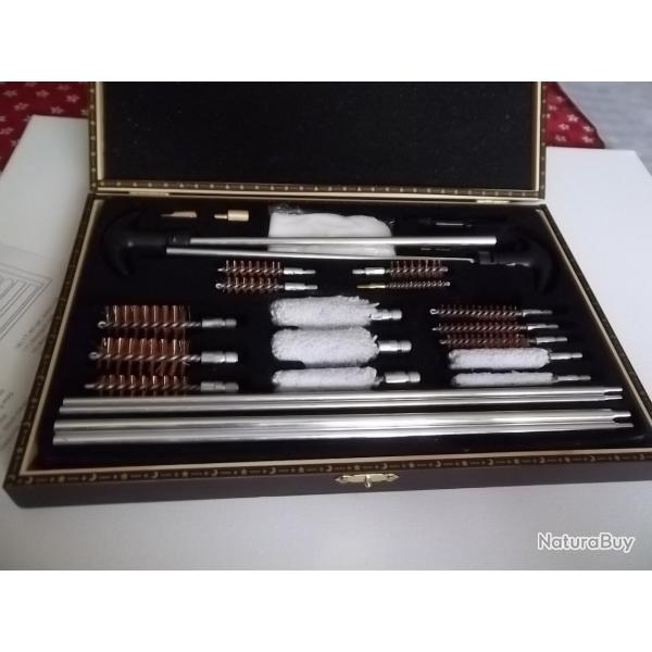 Tr�s belle boite en bois avec accessoires de nettoyage