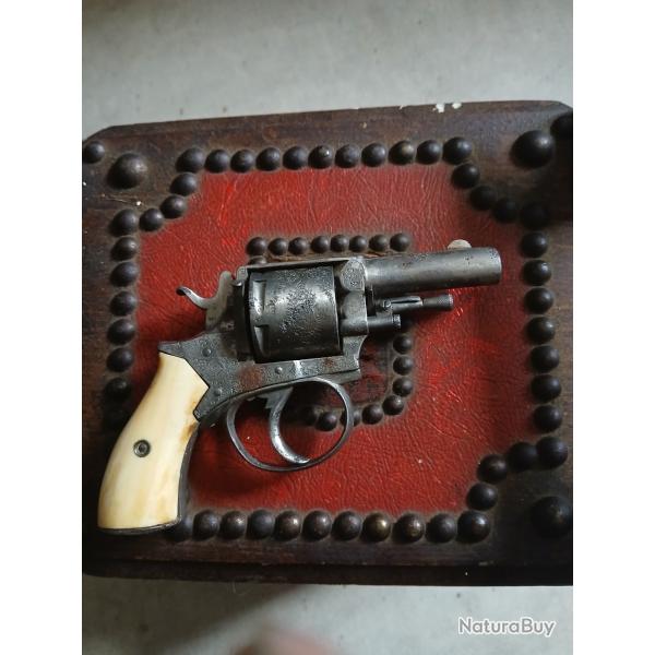 Revolver 320 Buldog crosse en ivoire (1 euro sans prix de r�serve).
