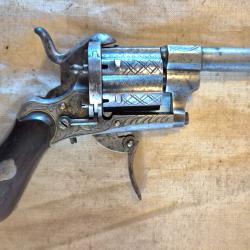 Revolver 7mm a broche de tres bonne factureEntierement grave super fonctionnement
