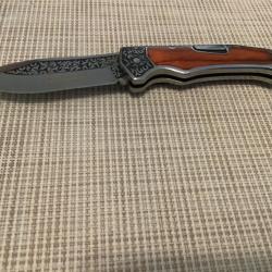 Le couteau tr&egrave;s decore avec accrochage ceinture