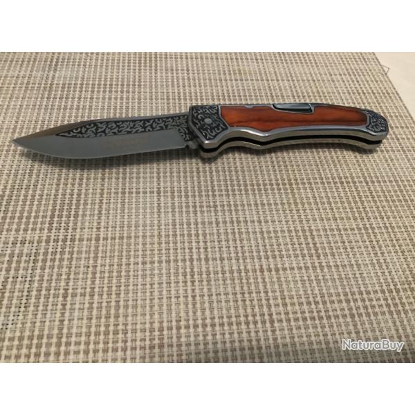 Le couteau tr�s decore avec accrochage ceinture