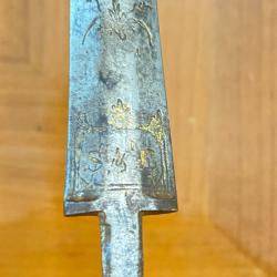 Lame d'&eacute;p&eacute;e &agrave; deux pans et ar&ecirc;te centrale sign&eacute;e au talon &laquo; S & K &raquo;, epoque Consulat-Premier Empire