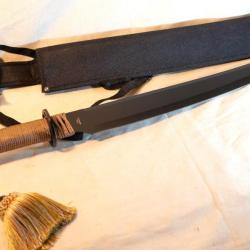 Machette tactique ou sabre asiatique lame noire affut&eacute;e grande taille 65 cm ref EBR24FAD008