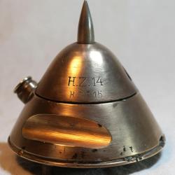 Trench Art encrier ALLEMAND 14 18 en forme de casque &agrave; pointe ref MOE25ENC001