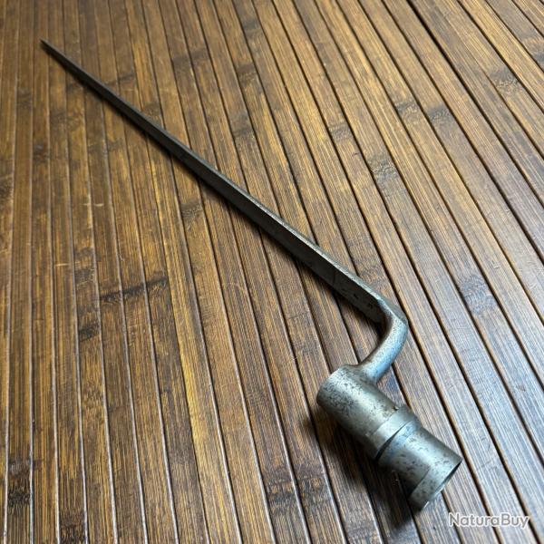 BA�ONNETTE A DOUILLE 1822 FRANCE AVEC MATRICULE ET POIN�ONN�ES