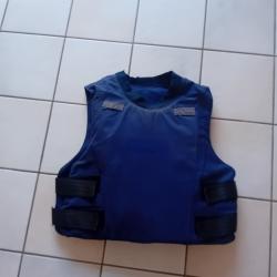 ENCHERE GILET PARE BALLES DISCRET BLEU EN 3A AVEC 2 PLAQUES ANTI TRAUMA EN PLUS