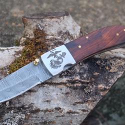 Beau Couteau Lame Damas Lame Drop Point 128 Couches Manche Bois Mitres Grav&eacute;es USMC Fabr Artisanale