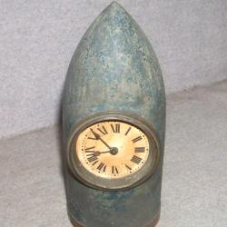 Pendule en forme d'obus, vers 1900