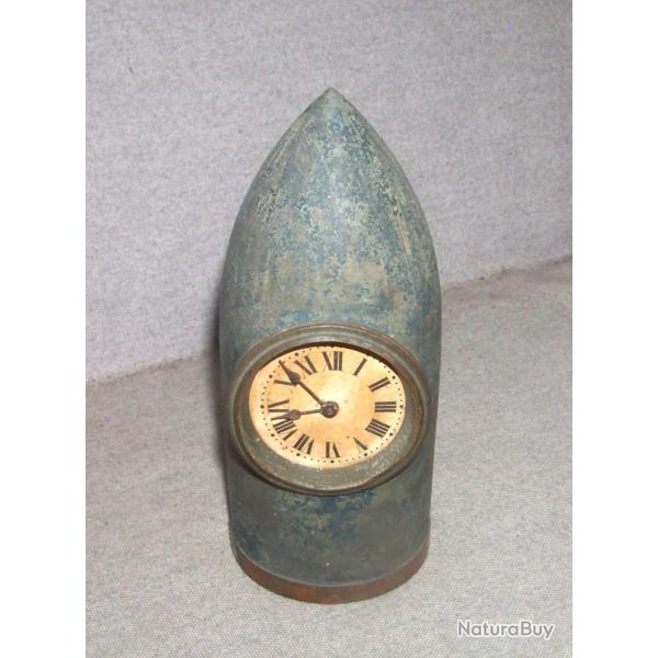 Pendule en forme d'obus, vers 1900