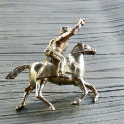 Broche : le hussard chargeant