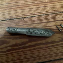 R&eacute;serve &agrave; munitions neuve et grav&eacute;e.