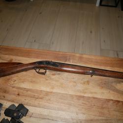 Fusil &agrave; percussion &agrave; restaurer, chien absent et bois fendu