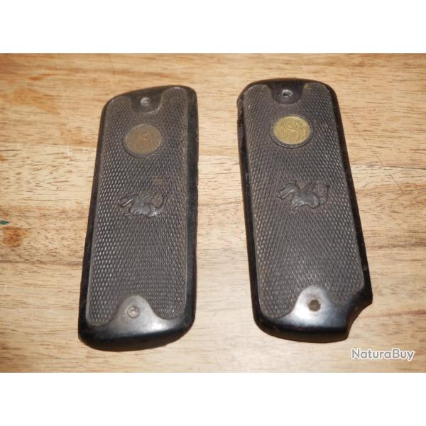 Paire de plaquettes de pistolet 7.65mm avec Dragon jamais mont�es (neuves de stock)