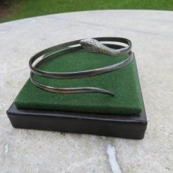 Bracelet jonc, manchette rigide formant Serpent en Argent - FRANCE (XX&eacute;)