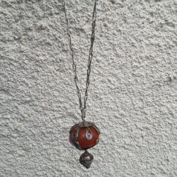 ANCIEN  COLLIER  BERBERE AVEC BOULE  AMBRE  . PEU  COURANT  .