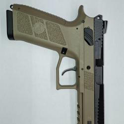 Pistolet semi-automatique CZ P-09 (9&times;19mm) de 2016