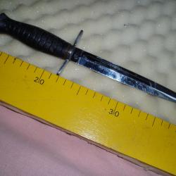 UN COUTEAU / POIGNARD ou DAGUE DE CHASSE  "  SANS   FOURREAU " . OBJET DU FOYER DU SOLDAT .VOIR PH .