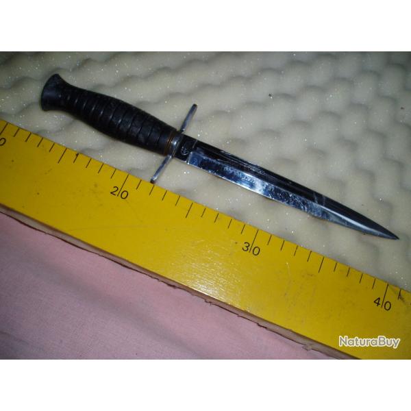 UN COUTEAU / POIGNARD ou DAGUE DE CHASSE  "  SANS   FOURREAU " . OBJET DU FOYER DU SOLDAT .VOIR PH .