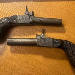 Paire de pistolet de poche (dit de m&eacute;decin) &agrave; percussion avec queue de d&eacute;tente r&eacute;tractable