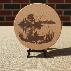 Dessous de plat en li&egrave;ge &Oslash; 19 cm - Motif p&ecirc;cheur - D&eacute;coration p&ecirc;che