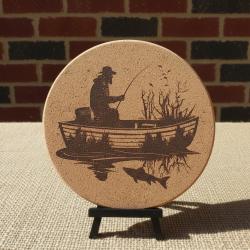 Dessous de plat en li&egrave;ge &Oslash; 19 cm - Motif p&ecirc;cheur