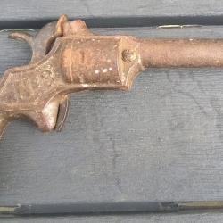TRES ANCIEN EPOQUE 1900 PISTOLET A AMORCE EN FER  MARQUAGE G.V N&deg;3