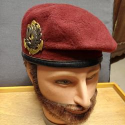 B&eacute;ret rouge parachutiste RPIMA taille 55 - complet avec insigne - militaria