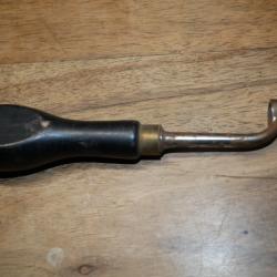 Cl&eacute; de d&eacute;montage de chemin&eacute;e de fusil de chasse bois sombre