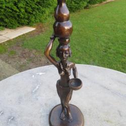 Sculpture en bronze repr&eacute;sentant une "porteuse d'eau Africaine" en bronze patin&eacute;, sign&eacute; (XX&eacute;)