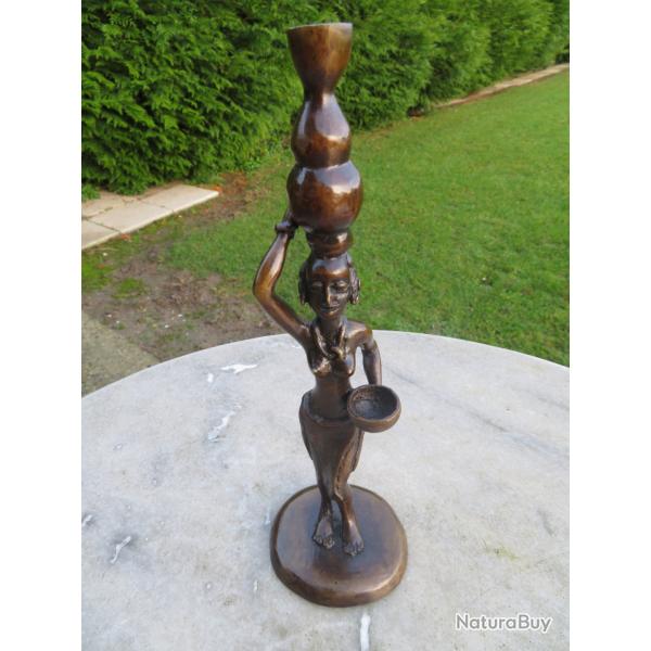 Sculpture en bronze repr�sentant une "porteuse d'eau Africaine" en bronze patin�, sign� (XX�)