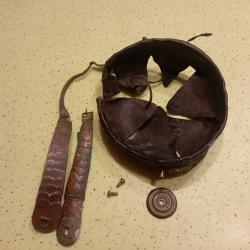 Ensemble pour coiffure Fran&ccedil;aise Coiffe et paire de jugulaires &eacute;cailles