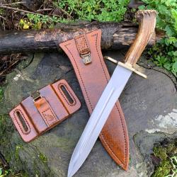 dague de chasse d'artisan avec porte fourreau / manche bois de cerf