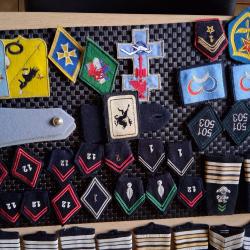 Lot d'&eacute;paulettes et patches militaires.Uniquement le lot, pas au d&eacute;tail.