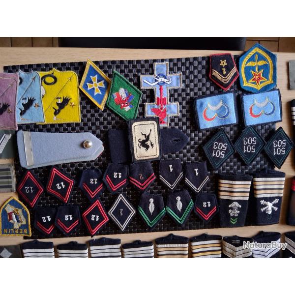 Lot d'�paulettes et patches militaires.Uniquement le lot, pas au d�tail.
