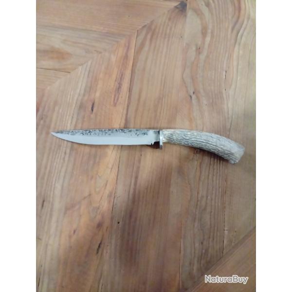 Couteau forg� et garde acier carbone XC75, manche en bois de cerf