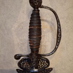 &Eacute;P&Eacute;E DE COUR 18&egrave;me si&egrave;cle EN FER AJOUR&Eacute;.