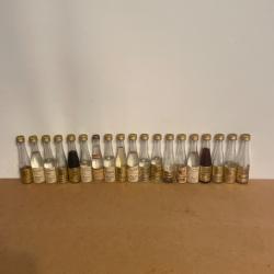 Lot 19 mignonnettes de liqueurs vintage
