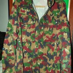 ARMEE SUISSE : VESTE CHEMISE AVEC CAMOUFLAGE DE L'ARMEE SUISSE ,2 POCHES SUR LA POITRINE ET UNE POCH