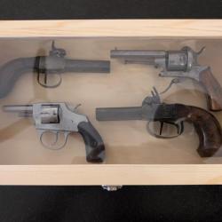 COFFRET EN BOIS DE PRESENTATION ARMES DE POING REVOLVER PISTOLET .. AVEC VITRE POUR EXPOSITION