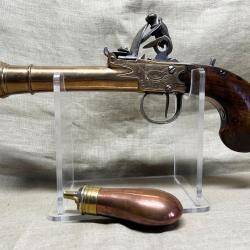 Magnifique pistolet &agrave; silex de marine, fin XVIII i&egrave;me en excellent &eacute;tat et sa poire &agrave; poudre.