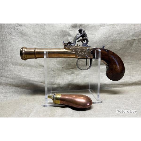 Magnifique pistolet � silex de marine, fin XVIII i�me en excellent �tat et sa poire � poudre.