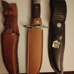 Lot de trois couteaux de chasse, &eacute;tuis cuir.(couteau baionnette neuf)