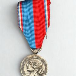 (114.001) M&eacute;daille d'honneur d&eacute;cern&eacute;e par la conf&eacute;d&eacute;ration musicale de France