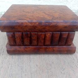 MAGNIFIQUE ET RARE BOITE A SECRET EN LOUPE DE THUYA . UNE CLE .